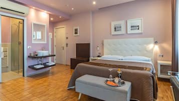 Superior Double Room, Jetted Tub | Minibar, in-room safe, desk, laptop workspace