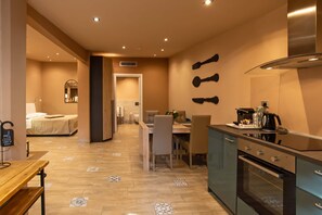 Deluxe Studio, 1 Double Bed | Private kitchen