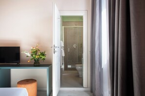 Standard-Dreibettzimmer | Minibar, Zimmersafe, Verdunkelungsvorhänge, kostenlose Babybetten