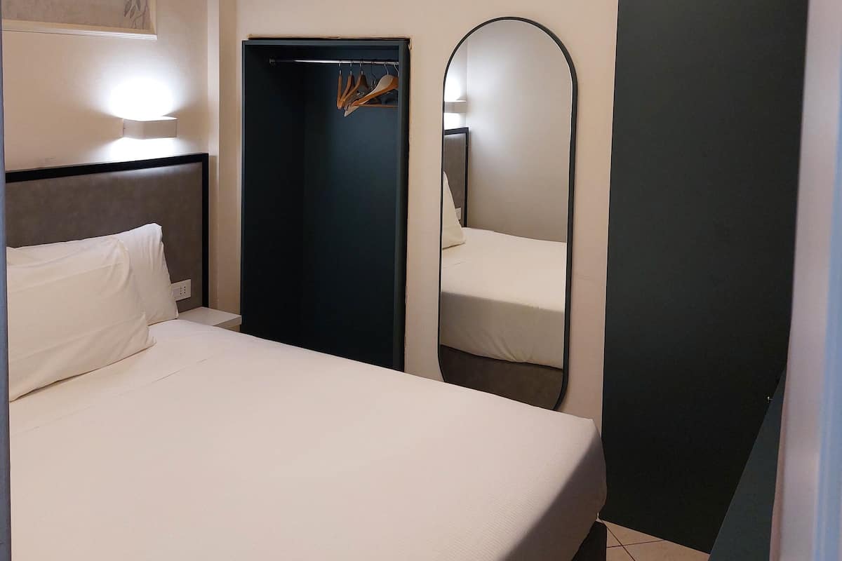Economy Single Room | Minibar, in-room safe, blackout drapes, free cribs/infant beds