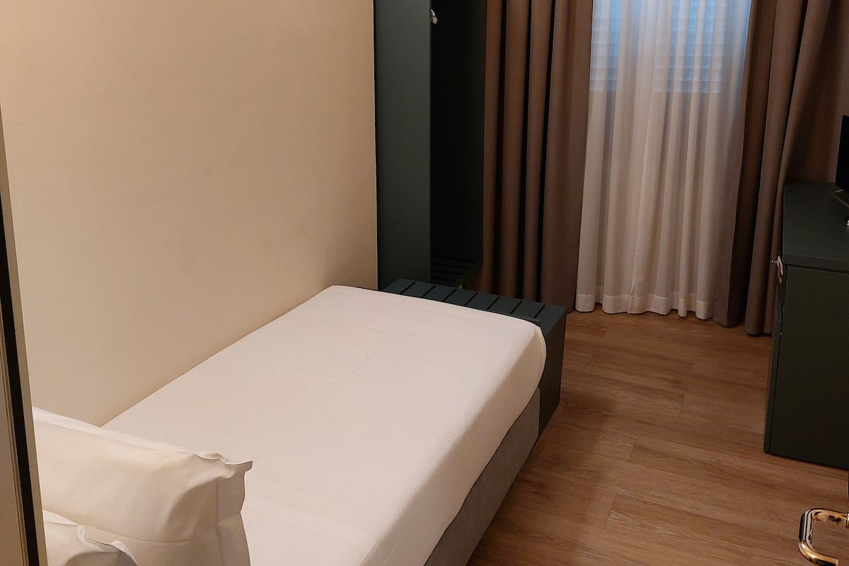 Standard Single Room | Minibar, in-room safe, blackout drapes, free cribs/infant beds