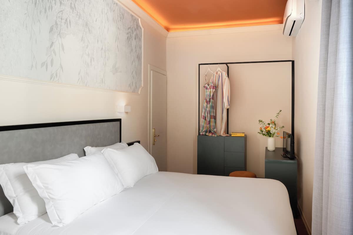 Economy Double Room | Minibar, in-room safe, blackout drapes, free cribs/infant beds
