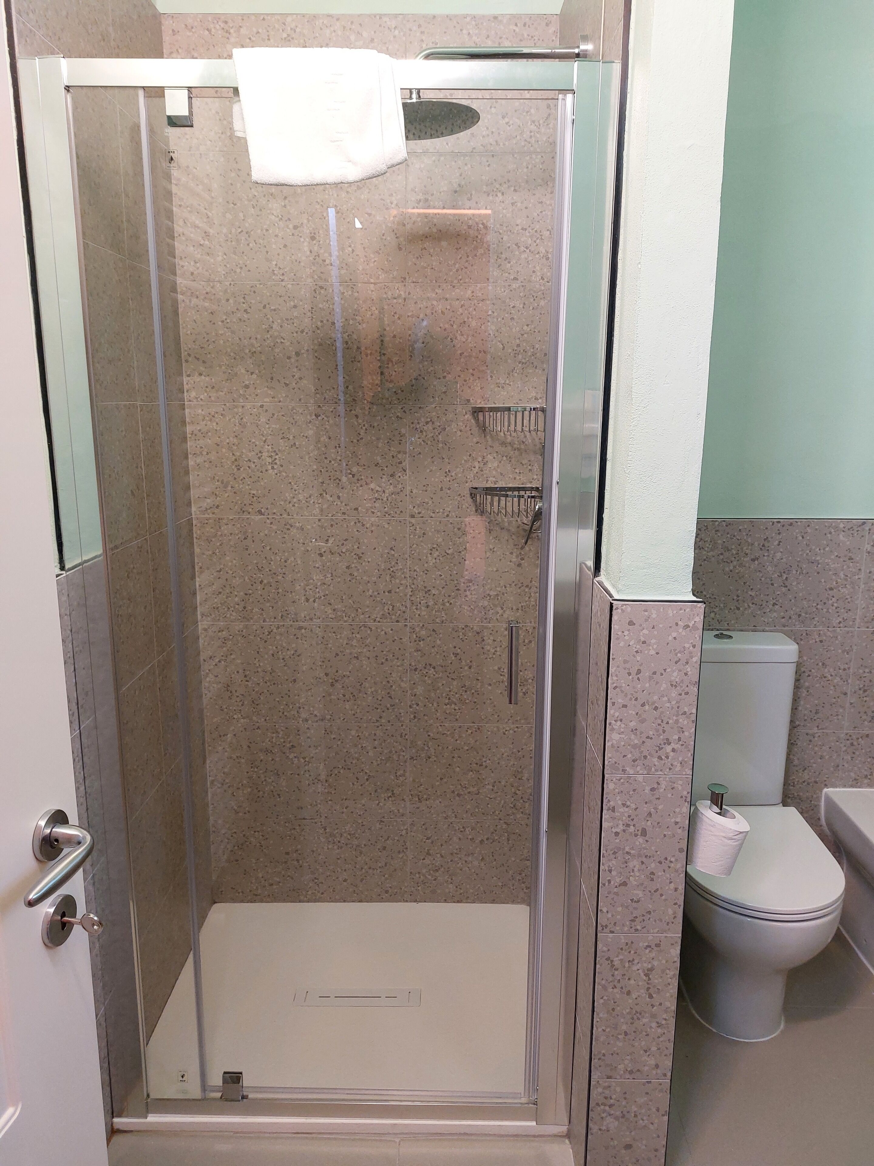 economy double room | bathroom | shower, hair dryer, bidet, towels