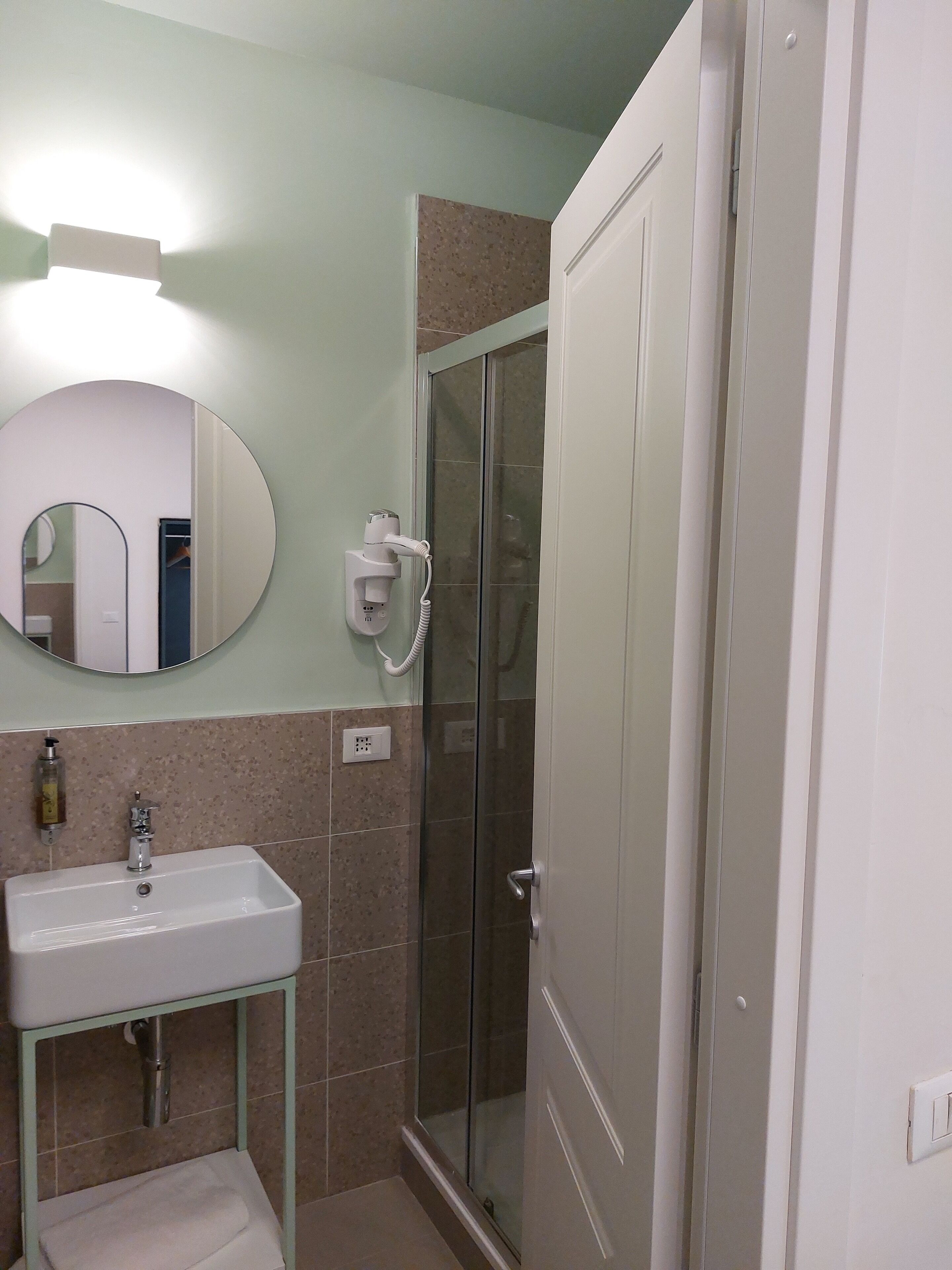 economy single room | bathroom | shower, hair dryer, bidet, towels