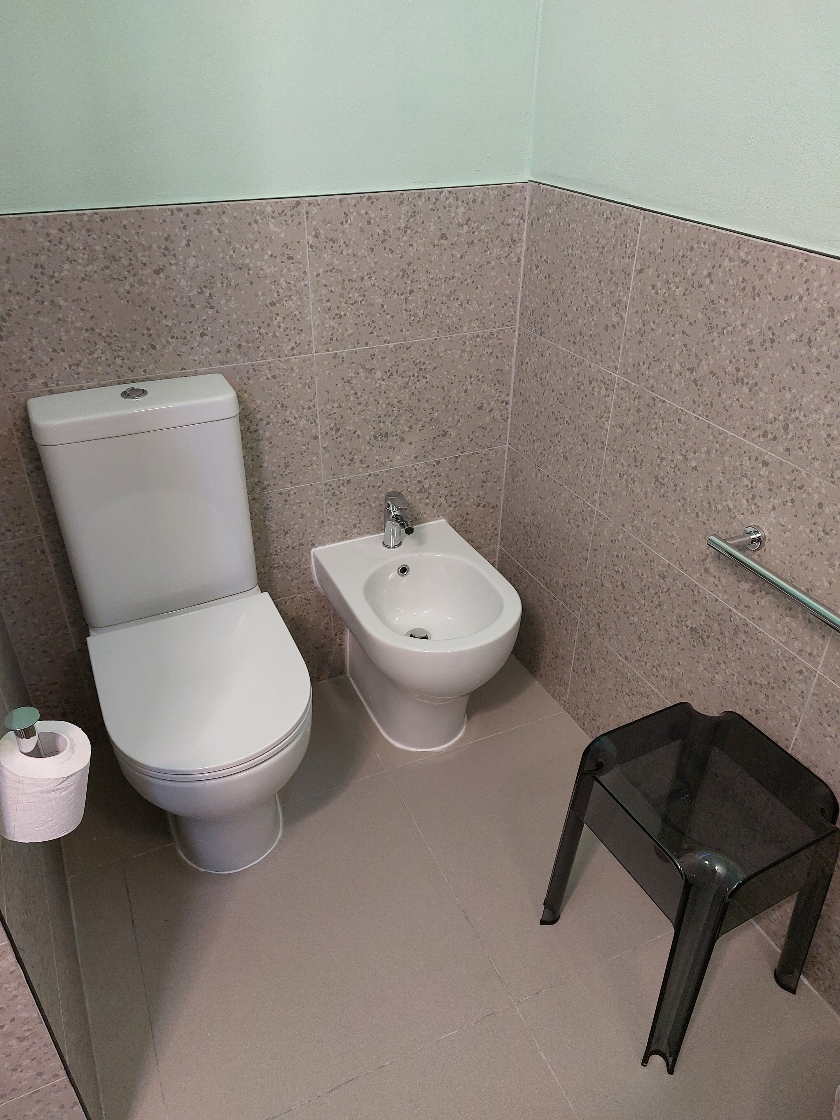 economy double room | bathroom | shower, hair dryer, bidet, towels