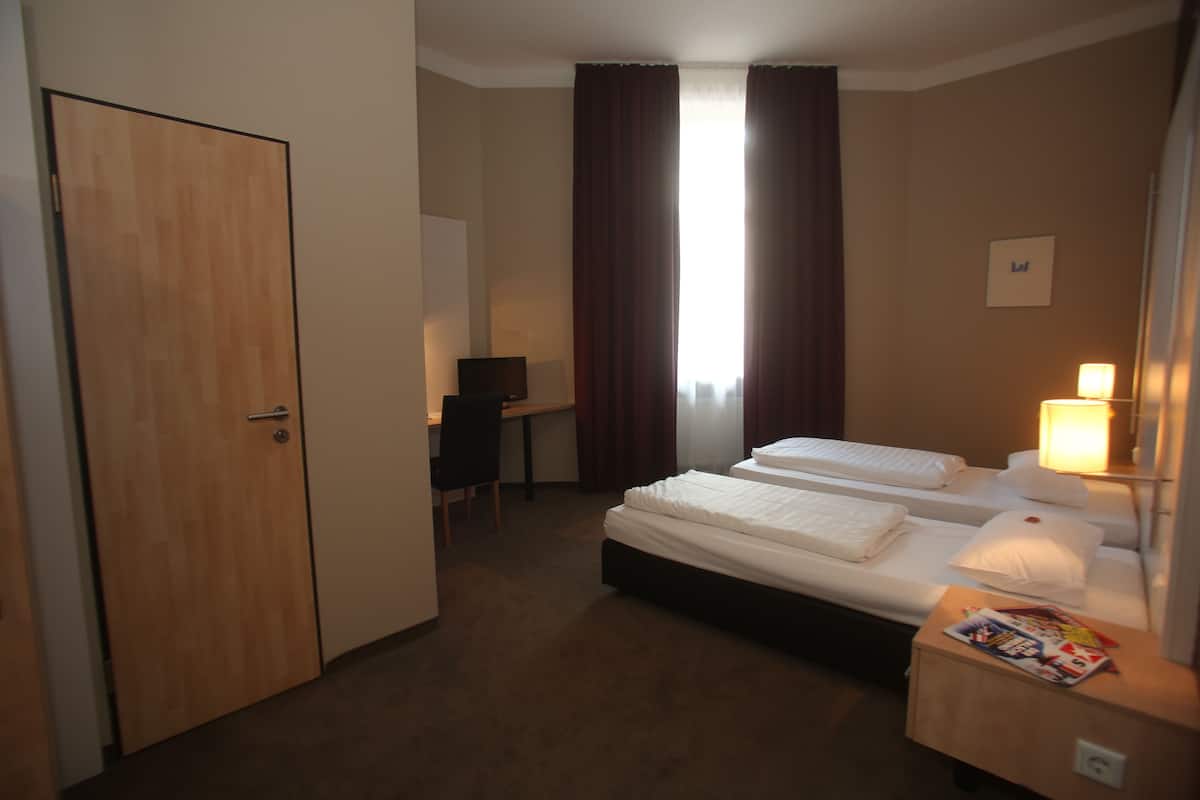 Een kluis op de kamer, een bureau, geluiddichte muren, babybedden