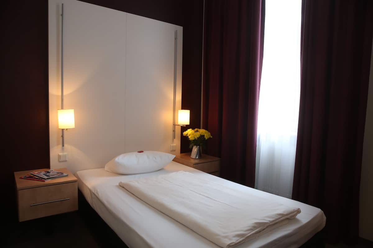 Eenpersoonskamer | Een kluis op de kamer, een bureau, geluiddichte muren, babybedden