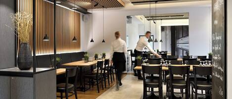 Déjeuner et dîner servis sur place