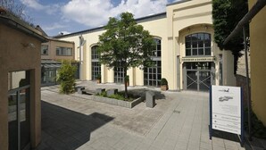 A courtyard with a building labeled "HAVEMIEIER & SANDER HALLE" and a signboard with hotel information. -  Werkhof Hotel (Hannover)