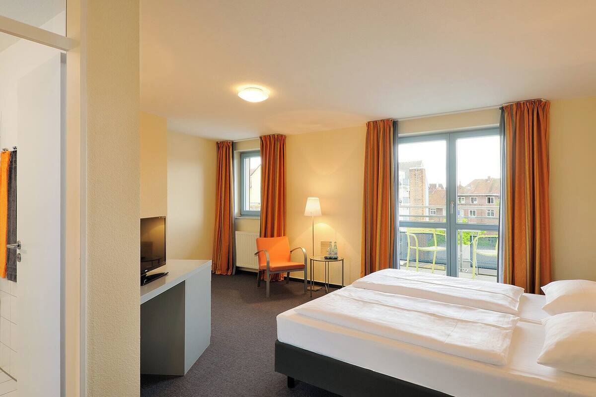 double room | hypo-allergenic bedding, in-room safe, desk, iron/ironing board