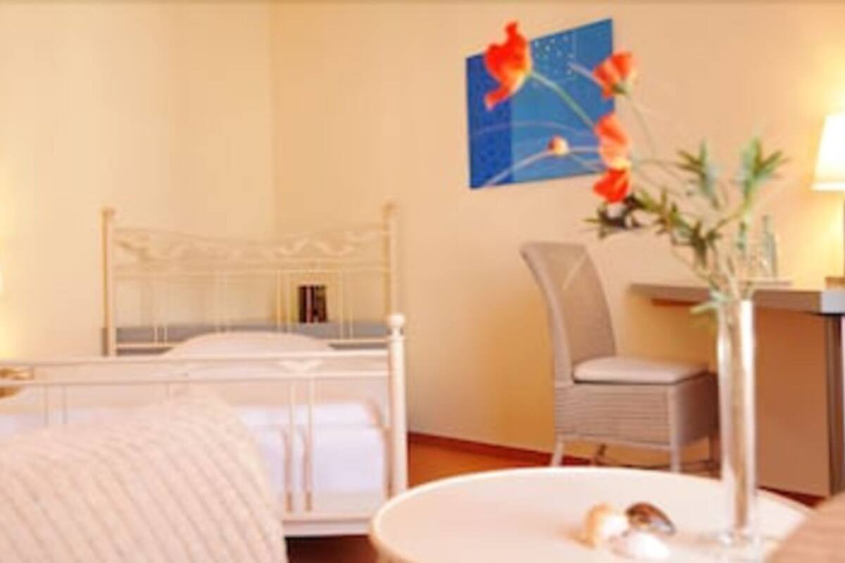 single room | hypo-allergenic bedding, in-room safe, desk, iron/ironing board