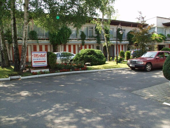 Un hotel con un cartel que señala la zona de recepción.