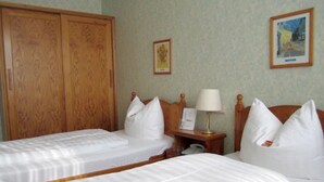 雙人房 | Select Comfort 床墊、客房內保險箱、書桌、熨斗/熨衣板