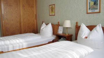 Quarto casal | Camas Select Comfort, cofres nos quartos, escrivaninha