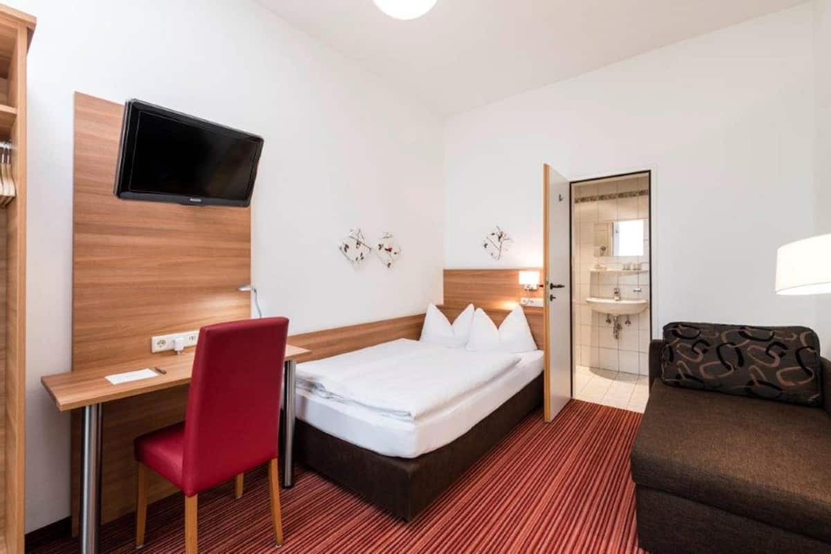 1 bedroom, in-room safe, desk, blackout curtains