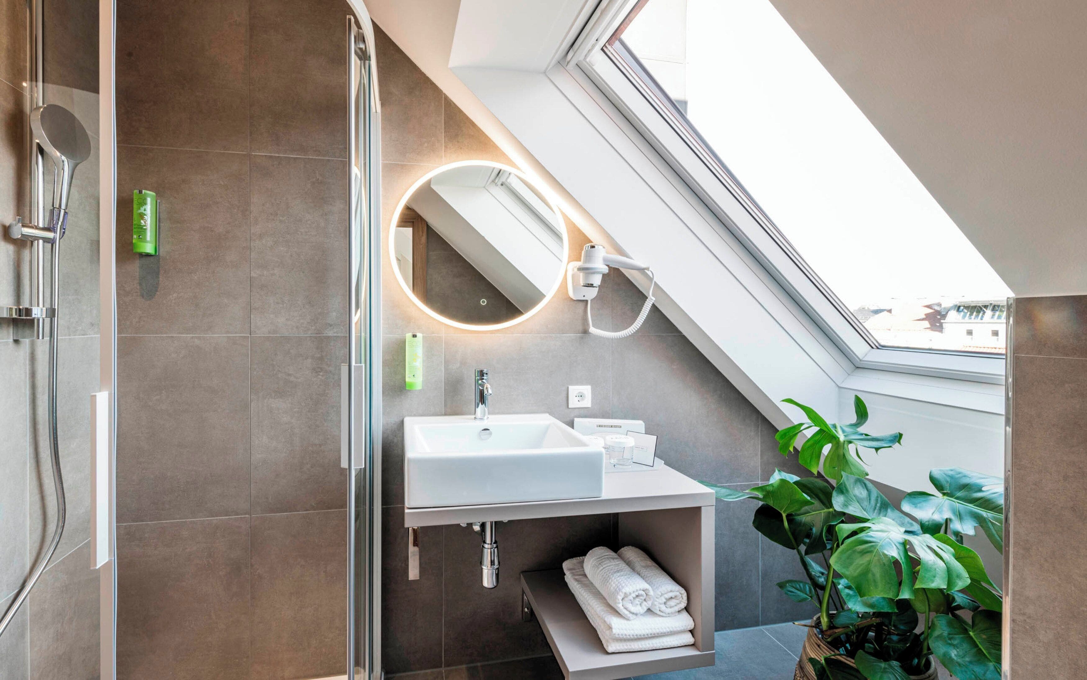 Panorama Appartement mit Terrasse | Badezimmer | Dusche, Haartrockner, Handtücher, Seife