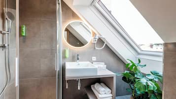 Panorama Appartement mit Terrasse | Badezimmer | Dusche, Haartrockner, Handtücher, Seife