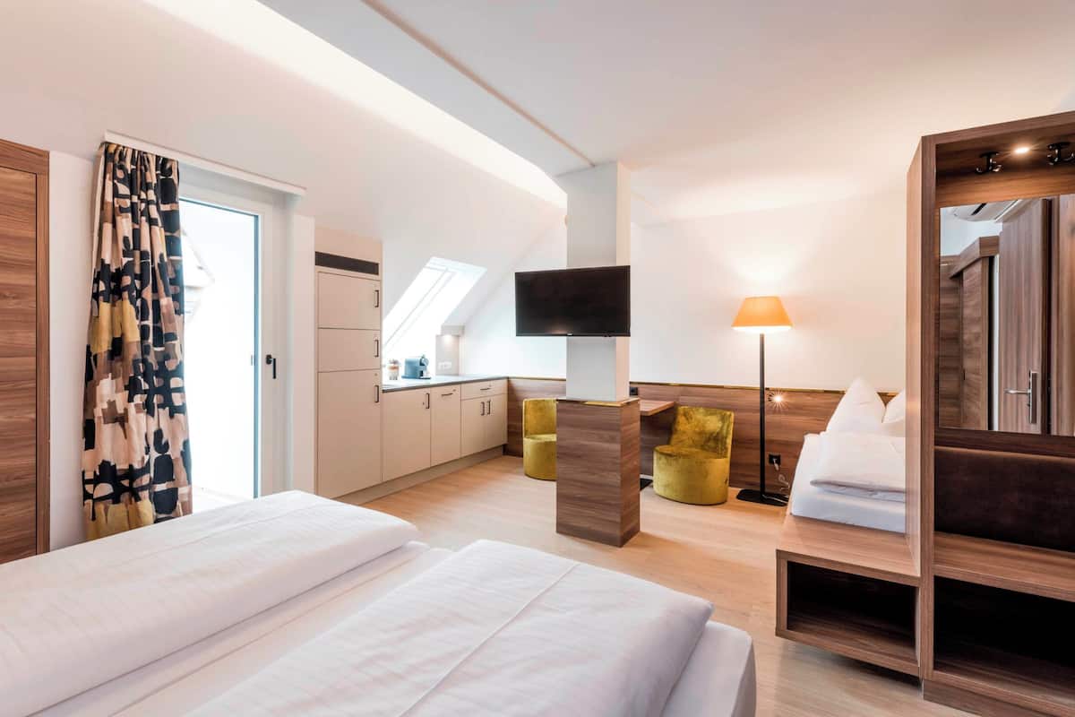 1 bedroom, in-room safe, desk, blackout curtains
