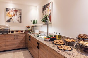 Desayuno buffet diario (EUR 16 por persona)