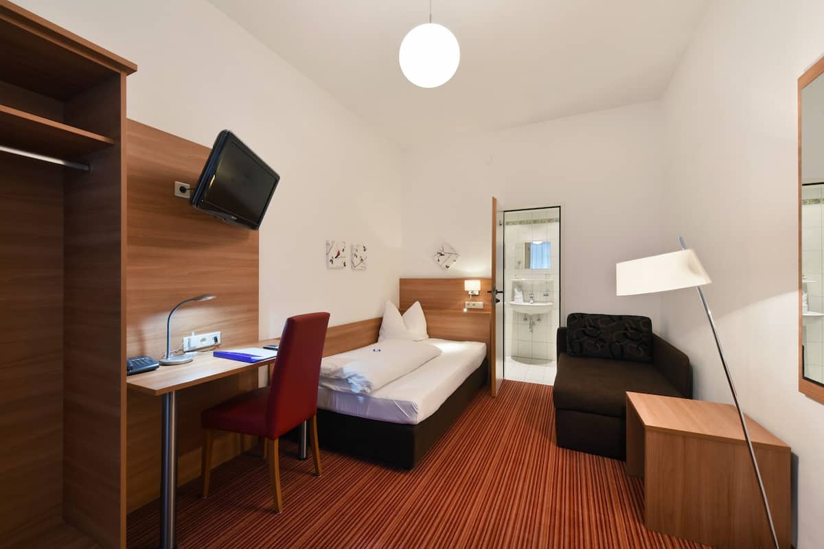 1 bedroom, in-room safe, desk, blackout curtains