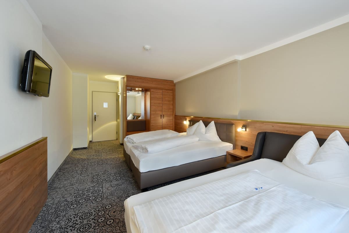 1 bedroom, in-room safe, desk, blackout curtains