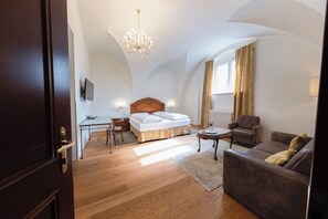 1 bedroom, in-room safe, desk, free WiFi