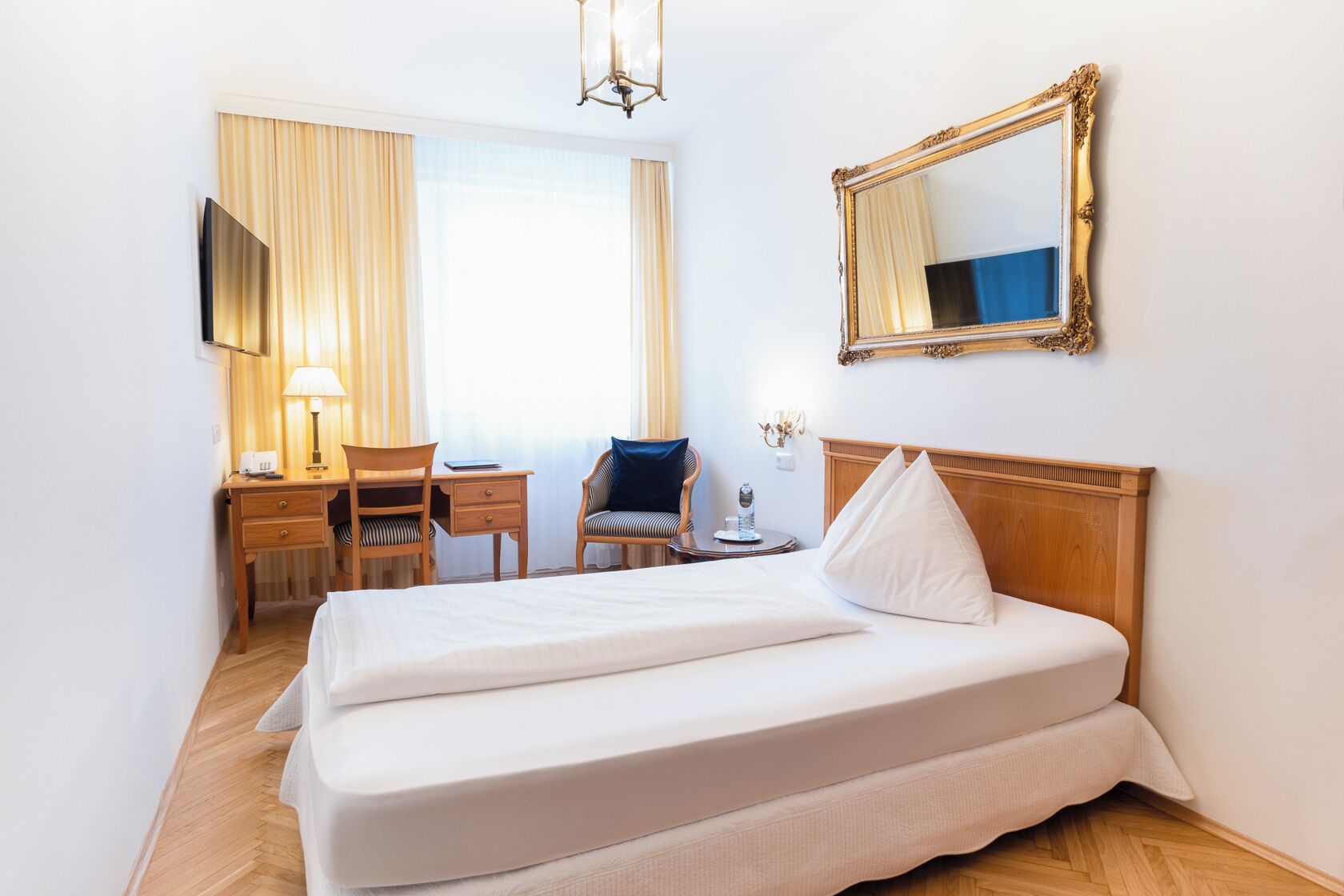 single room | 1 bedroom, in-room safe, desk, free wifi