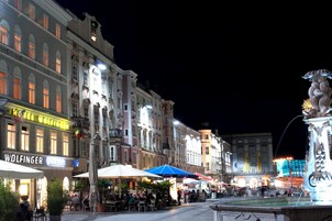 Fachada de la propiedad por la tarde o noche