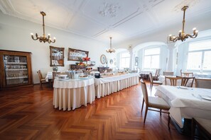 Daily buffet breakfast (EUR 18.90 per person)