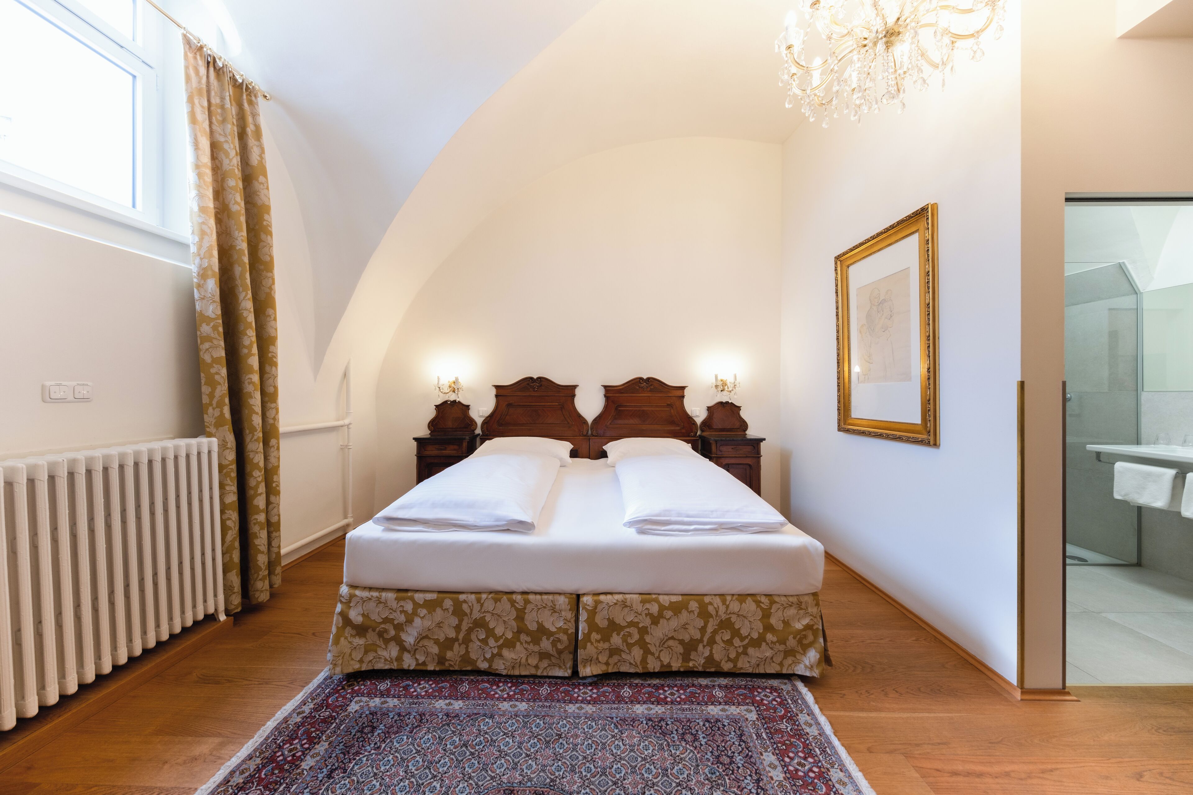 double room | 1 bedroom, in-room safe, desk, free wifi