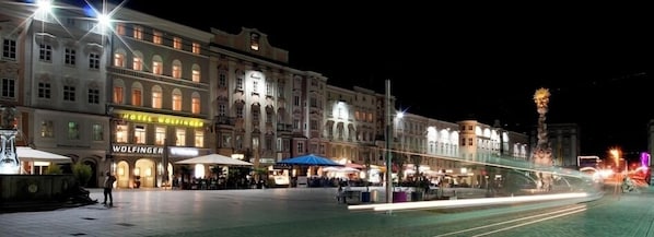 Fassade der Unterkunft – Abend/Nacht
