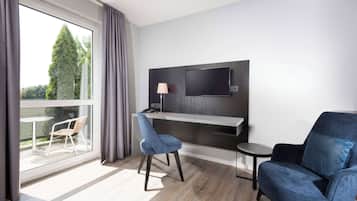 Habitación estándar, 1 cama matrimonial | Ropa de cama hipoalergénica, escritorio y cortinas blackout