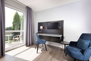 Standard Room, 1 Double Bed | Hypo-allergenic bedding, desk, blackout drapes, soundproofing