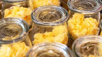 Colazione a buffet, servita tutte le mattine (18 EUR a persona)