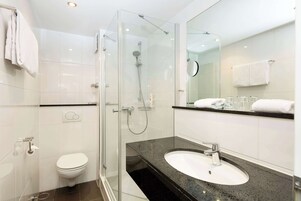 Habitación superior, 1 cama doble | Baño | Artículos de higiene personal gratuitos, secador de pelo y toallas