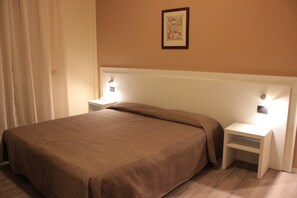 Couette en duvet d'oie, minibar, bureau