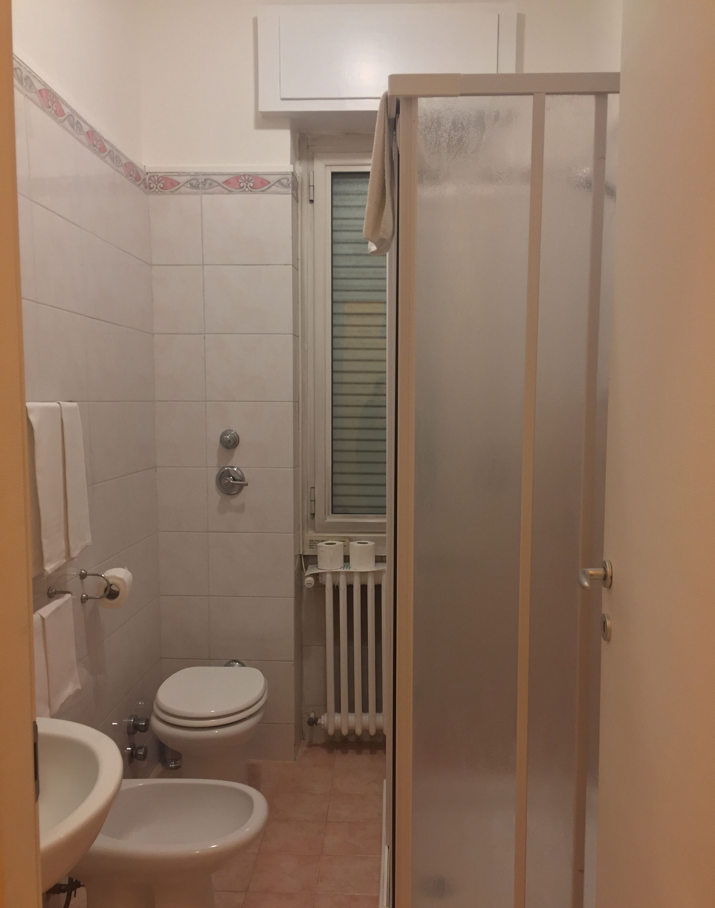 Un piccolo bagno con servizi igienici, bidet e lavandino.