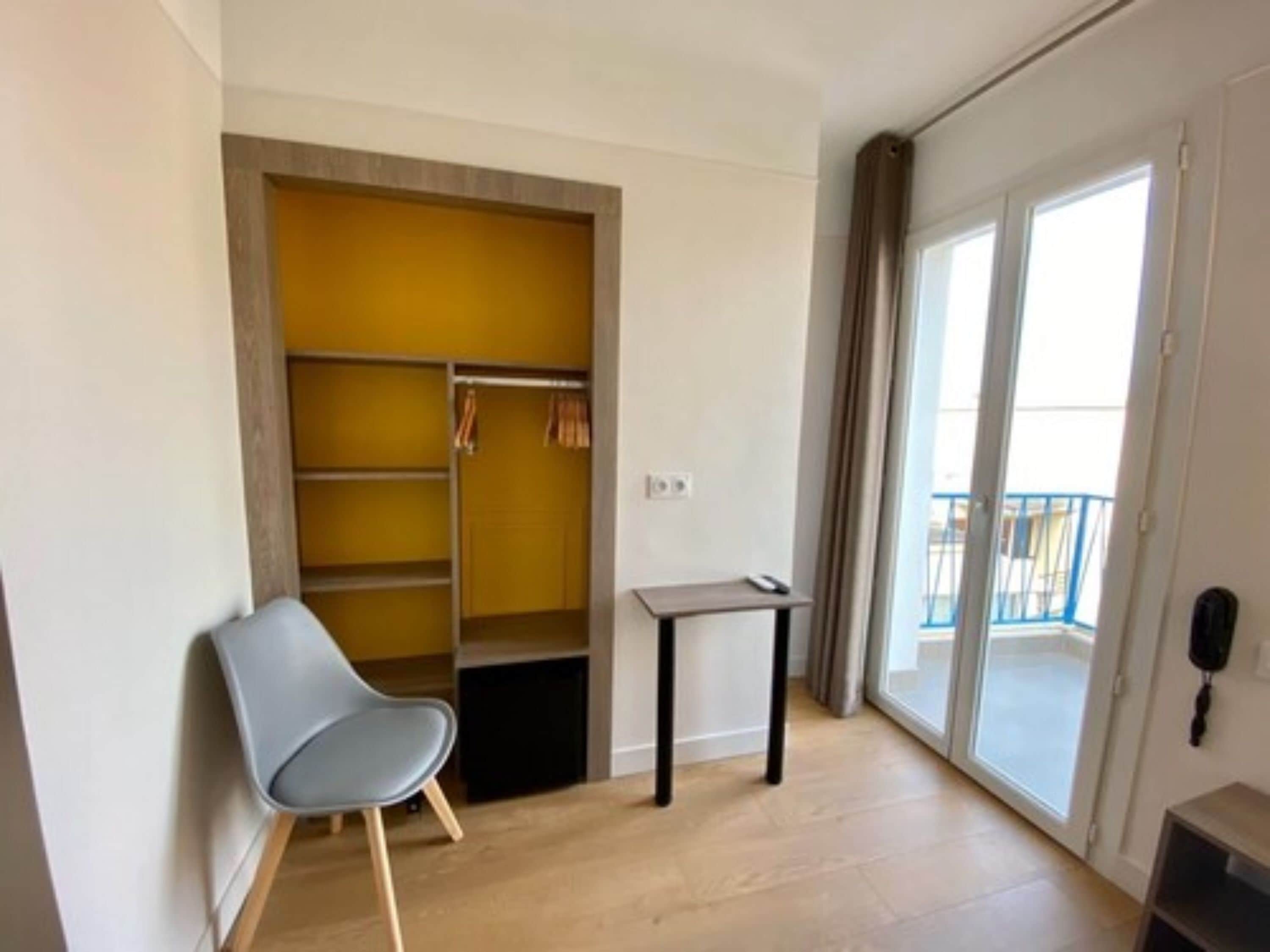 single budget room | 1 bedroom, in-room safe, individually decorated, individually furnished