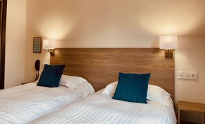 Habitación con 2 camas individuales | Caja de seguridad en la habitación y decoración personalizada 