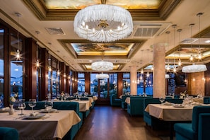 Breakfast, lunch and dinner served - Mozart Hotel (Odesa)