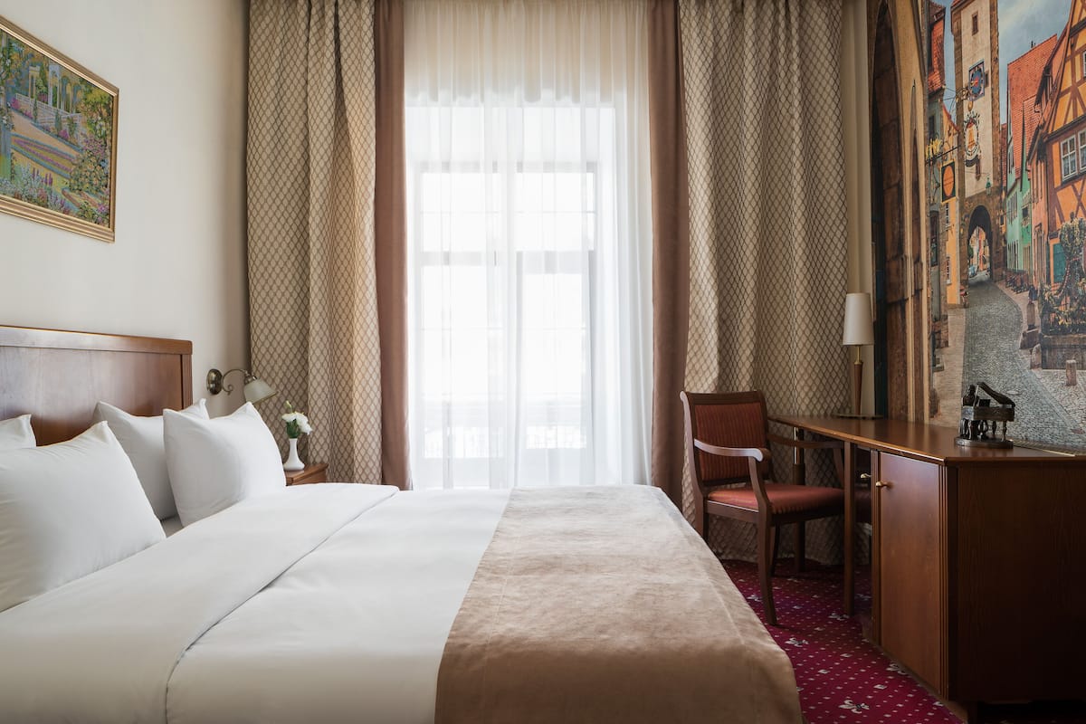 Classic Double Room | Minibar, in-room safe, desk, soundproofing