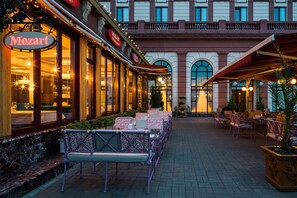 Petit-déjeuner, déjeuner et dîner servis sur place