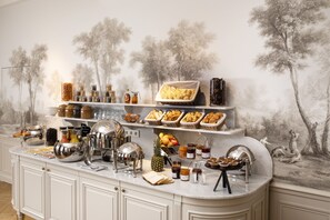 Ein reichhaltiges Buffet mit verschiedenen Speisen und Beilagen.