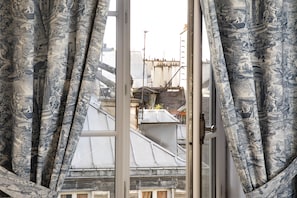 Superior Double Room | Street view - Odéon Hôtel (Paris)