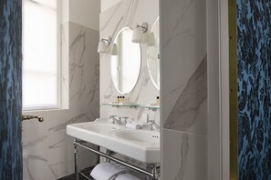 Deluxe tweepersoonskamer | Badkamer | Een douche, gratis toiletartikelen, een haardroger, handdoeken