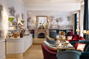 Daily buffet breakfast (EUR 14 per person) - Odéon Hôtel  (Paris)