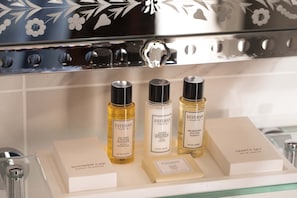 淋浴设施、免费洗浴用品、吹风机、毛巾