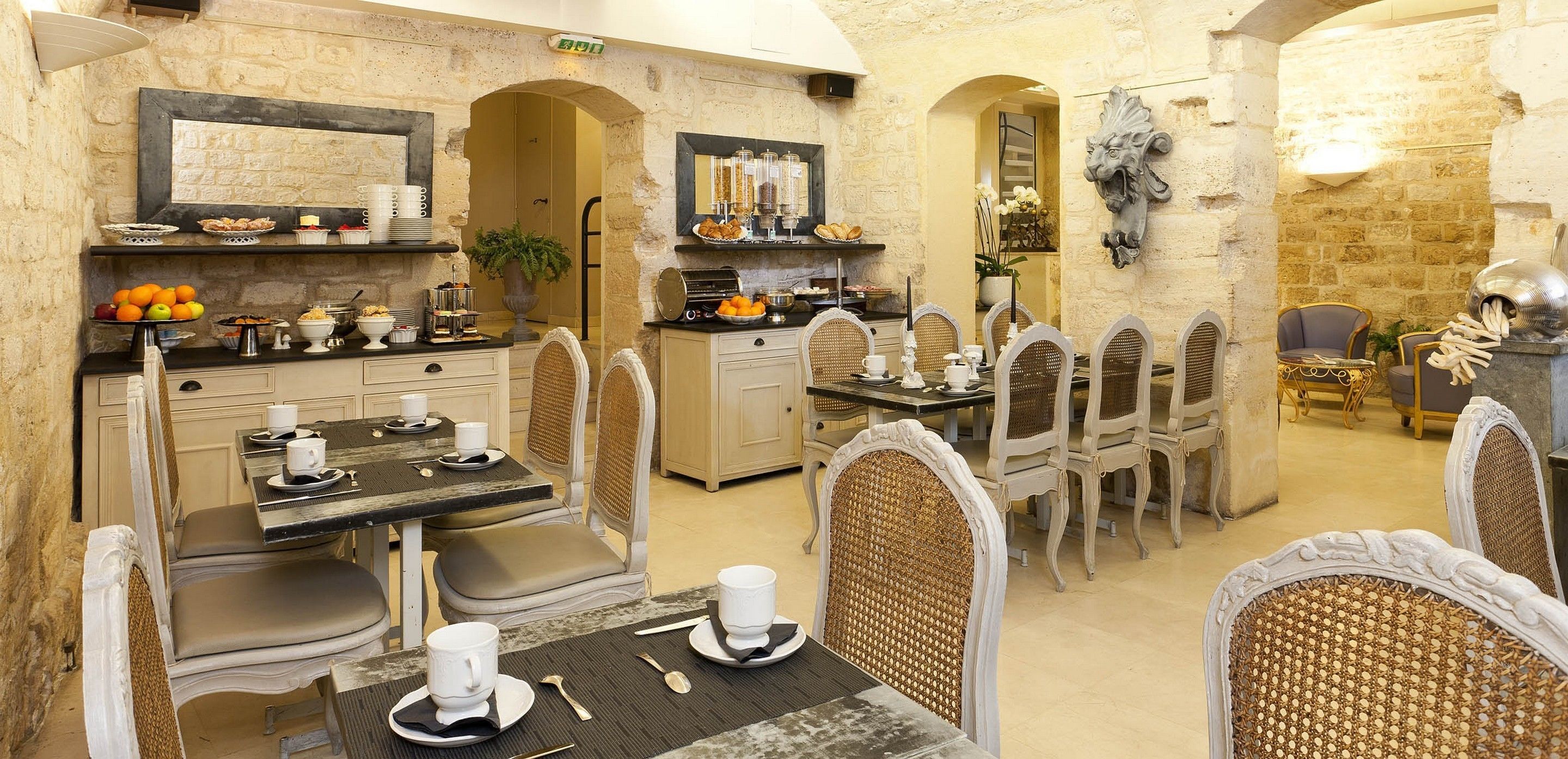 Tägliches Frühstücksbuffet (19 EUR pro Person)