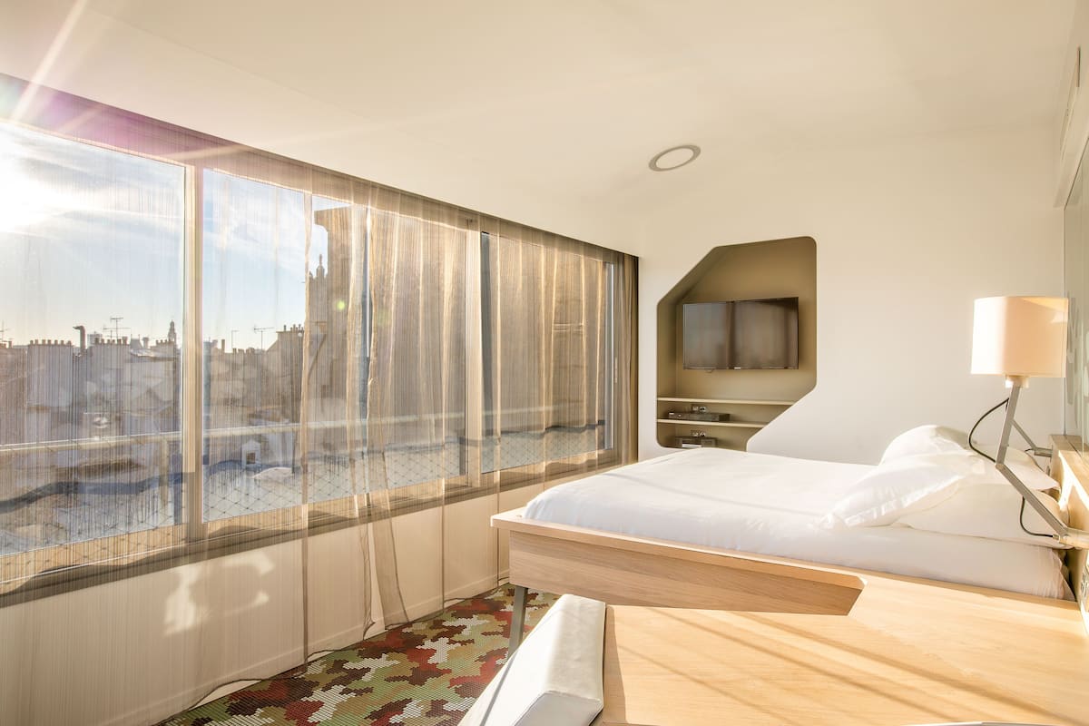 Penthouse, 1 giường cỡ king | 1 phòng ngủ, minibar, bàn, phòng cách âm