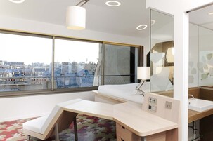 Penthouse, 1 King Bed | Bathroom | Free toiletries, hair dryer, towels